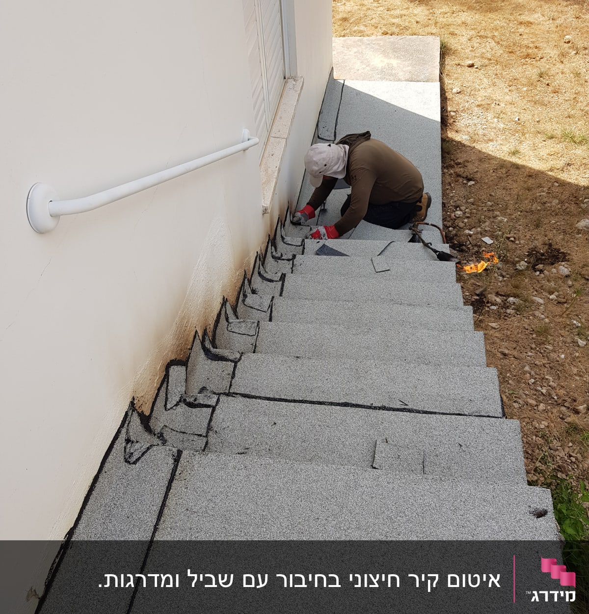 אדם אוטם מדרגות עם יריעות ביטומניות